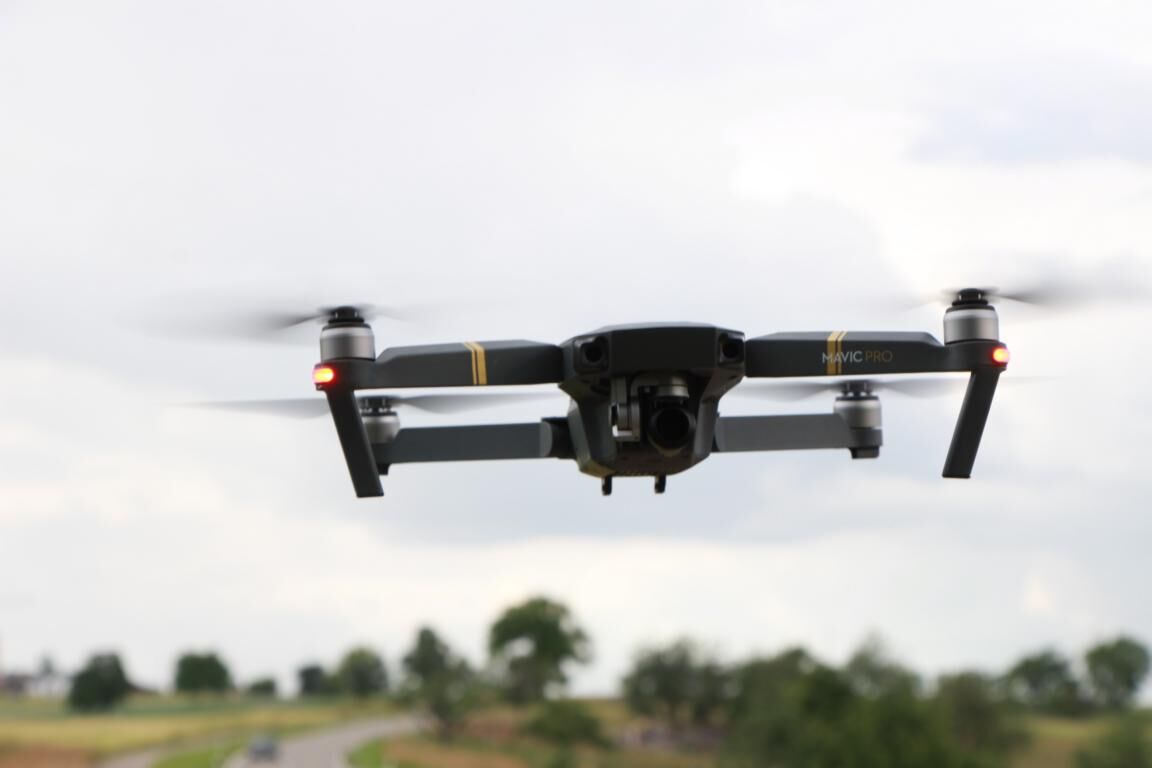 Die DJI Mavic Pro schwebt in der Luft.